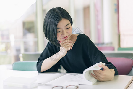 咖啡一人在校园内女大学生学习摄影合作keisenjogakuen大学图片