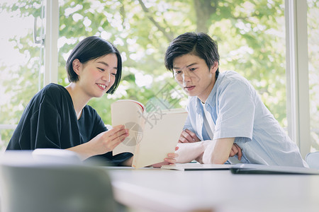 阅读女生朋友男女大学生学习摄影合作keisenjogakuen大学图片