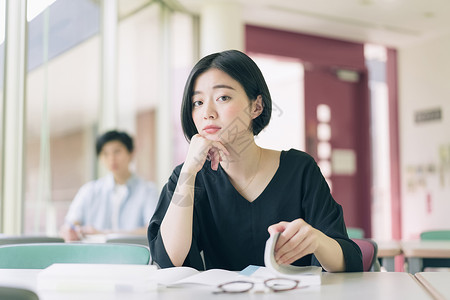 人物精美自学女大学生学习摄影合作keisenjogakuen大学图片