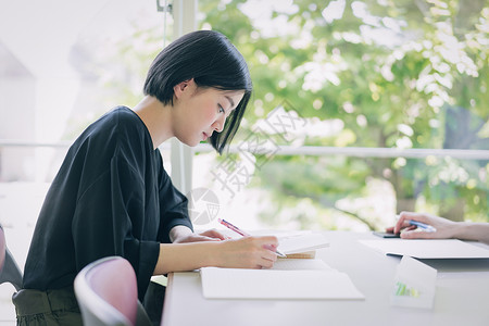 书籍朋友咖啡女大学生学习摄影合作keisenjogakuen大学图片