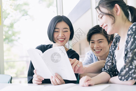 指导青少年高兴男女大学生学习摄影合作keisenjogakuen大学图片