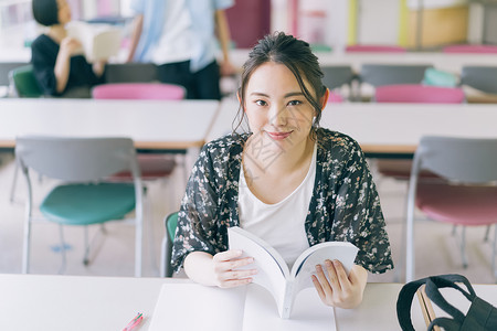 朋友休假书女大学生学习摄影合作keisenjogakuen大学图片