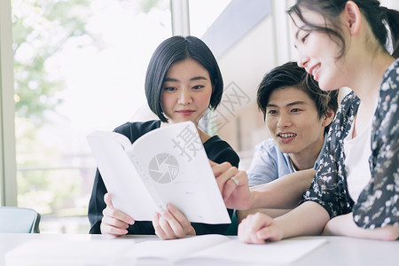 学院三个人女孩男女大学生学习摄影合作keisenjogakuen大学图片