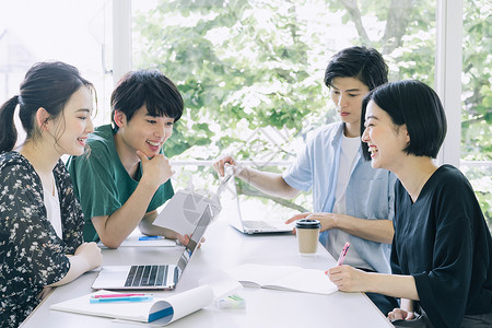 大学课堂学习的年轻人图片