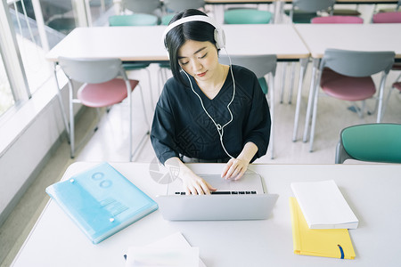 音乐鉴赏论文独自的女大学生背景