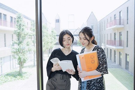 女人打碎同学女大学生学习摄影合作keisenjogakuen大学图片