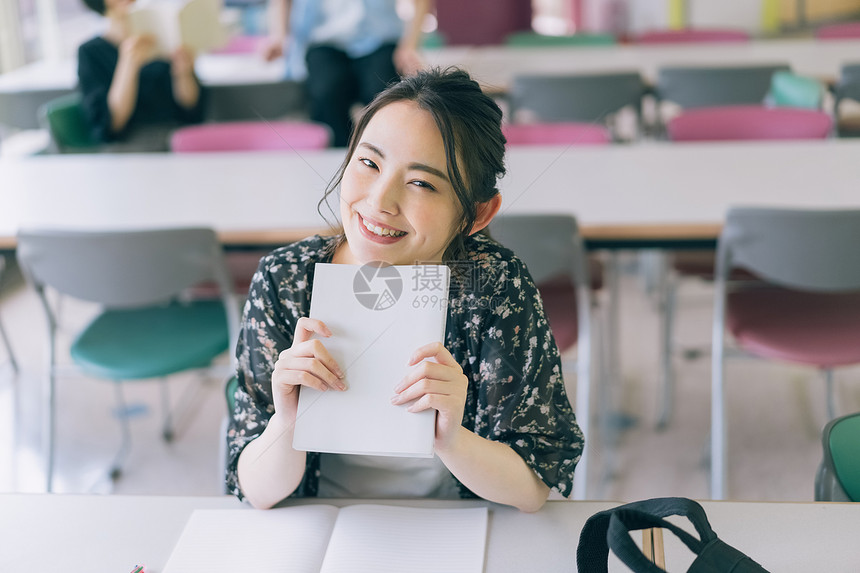 年轻女学生图书馆自习图片