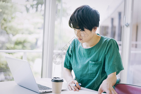 在学校的操场上笔记本电脑二十多岁男大学生电脑摄影合作keisenjogakuen大学网络高清图片素材