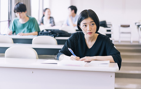 在校园内青春课本女大学生学习摄影合作keisenjogakuen大学图片