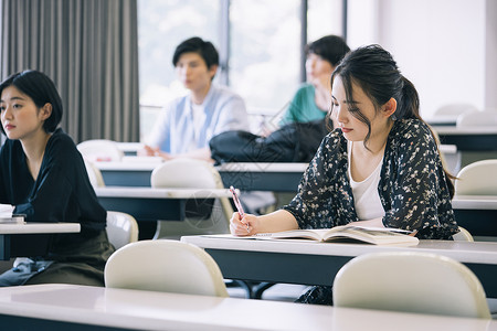 上课的大学生日本人高清图片素材