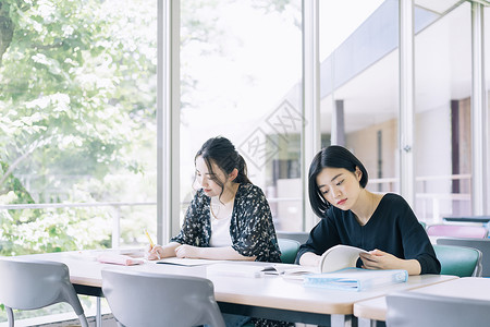 在教室里学习的大学生女大学生高清图片素材