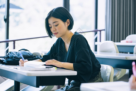 在教室里学习的大学生小学生高清图片素材