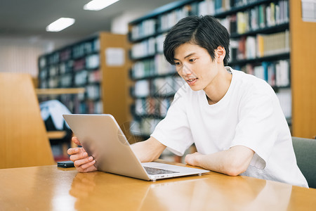 日本图书馆在图书馆阅读的年轻人背景
