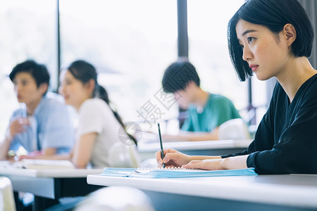 大学课堂上认真学习的学生校园生活高清图片素材