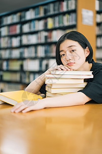 在图书馆阅读的年轻人孤独的高清图片素材