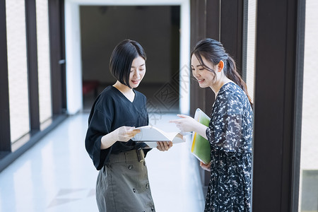 大学校园里的女大学生们图片