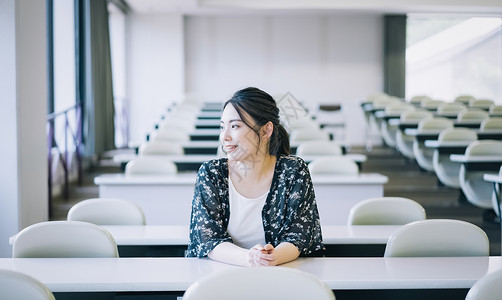 大学教室里的女大学生图片