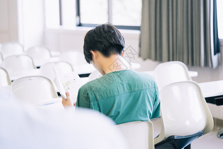 大学教室里的学习的大学生图片