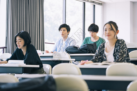 教室里认真听课的大学生图片