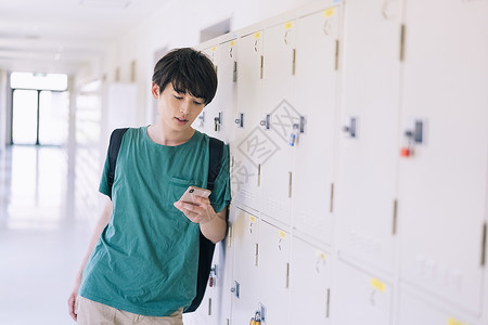 阳光帅气的男大学生图片