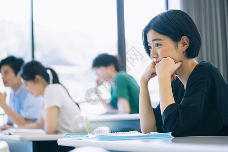 大学课堂上认真听课的学生图片