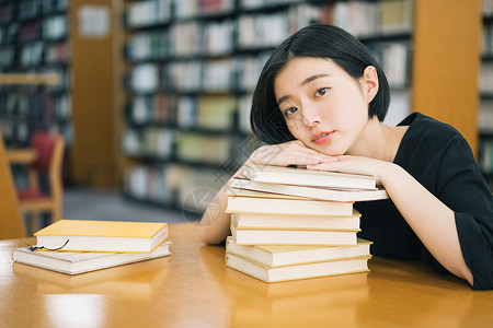 在图书馆阅读的年轻人校园高清图片素材