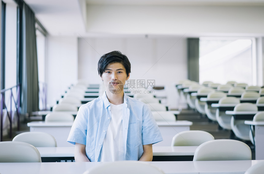 坐在教室里的大学生图片