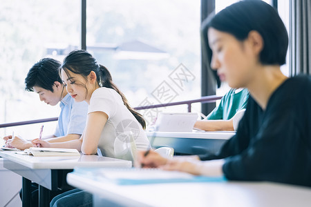 记笔记的大学男生学校高清图片素材