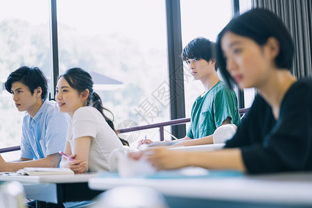 上课听讲的大学生女人高清图片素材