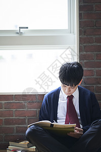 窗边优良明亮男孩男学生读书活力高清图片素材