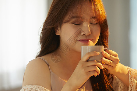 喝咖啡放松的年轻女子女孩高清图片素材