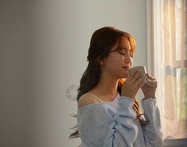 喝咖啡放松的年轻女子休闲高清图片素材