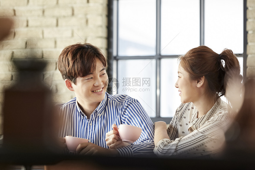 茶餐厅喝茶的年轻情侣图片