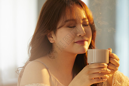 室内美容护肤的女人喝茶放松的高清图片素材