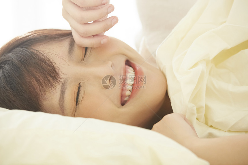 年轻女人在床上睡觉图片