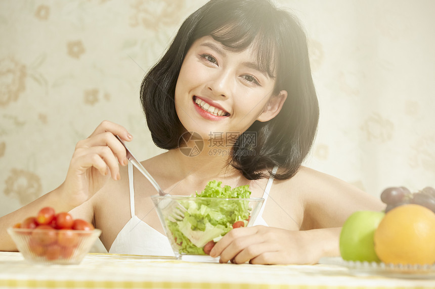 吃沙拉的健康女性图片
