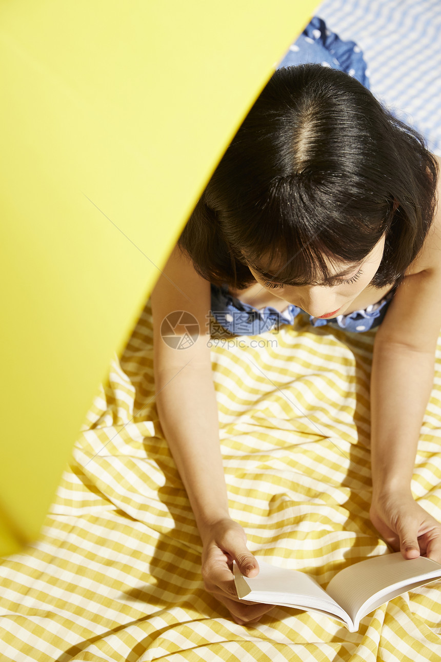 夏日度假的年轻女人图片