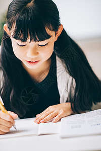 写作业的小学生图片