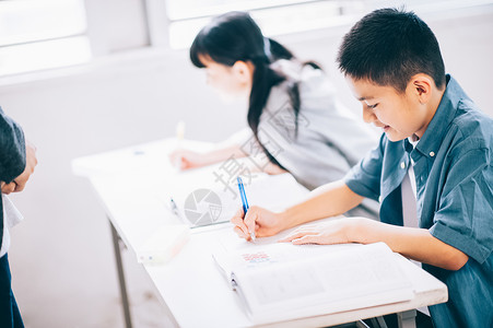 老师监督教室里学习的学生图片