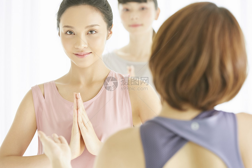 室内学习瑜伽锻炼的青年女子图片