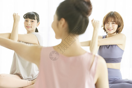 女性瑜伽锻炼拉伸图片