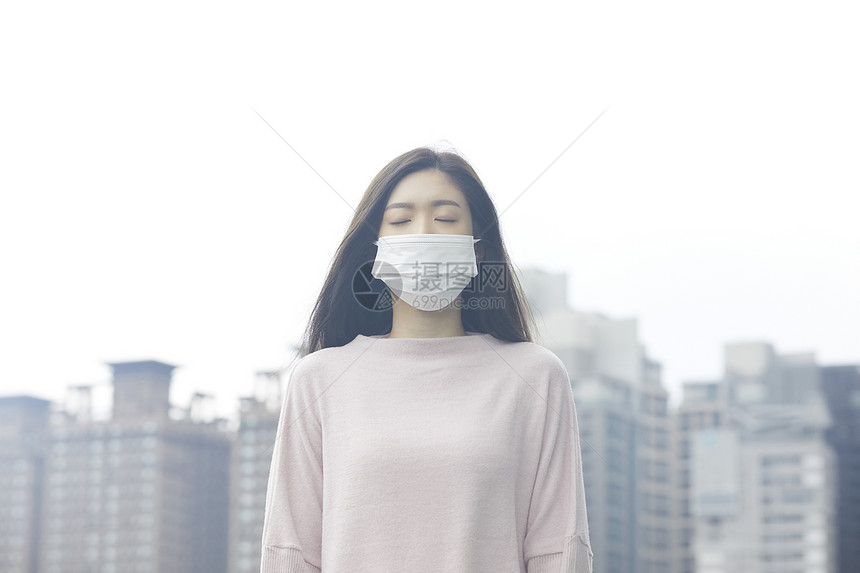 雾霾天气女人戴口罩图片