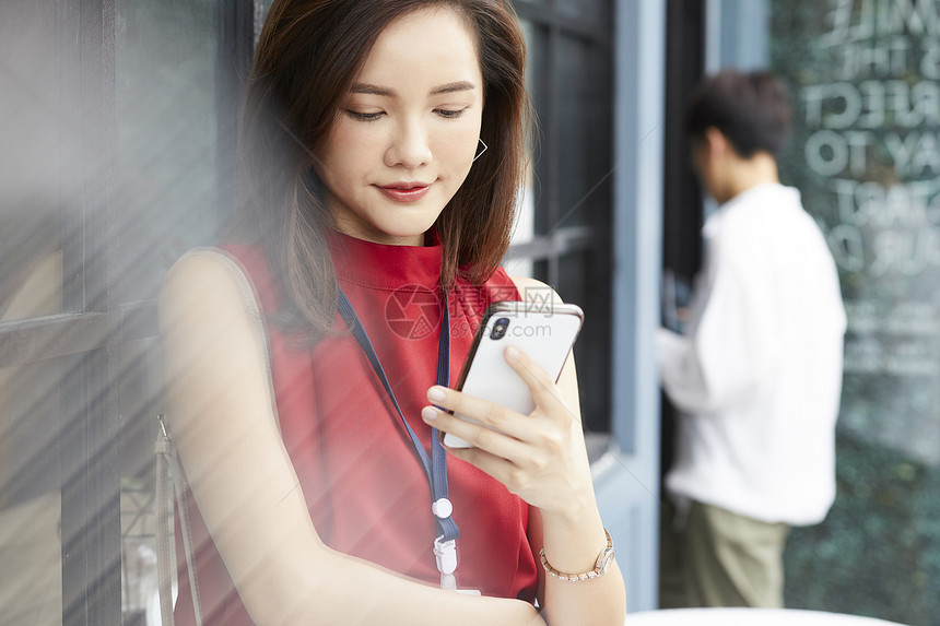 洋装商务女人看手机图片