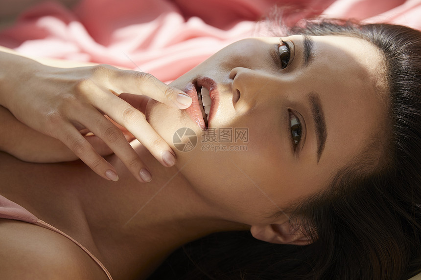 年轻女人躺在光影下图片