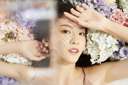 美妆少女与花透明高清图片素材