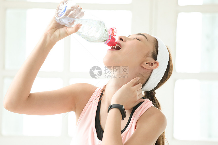 奔跑的健康女运动员喝水图片