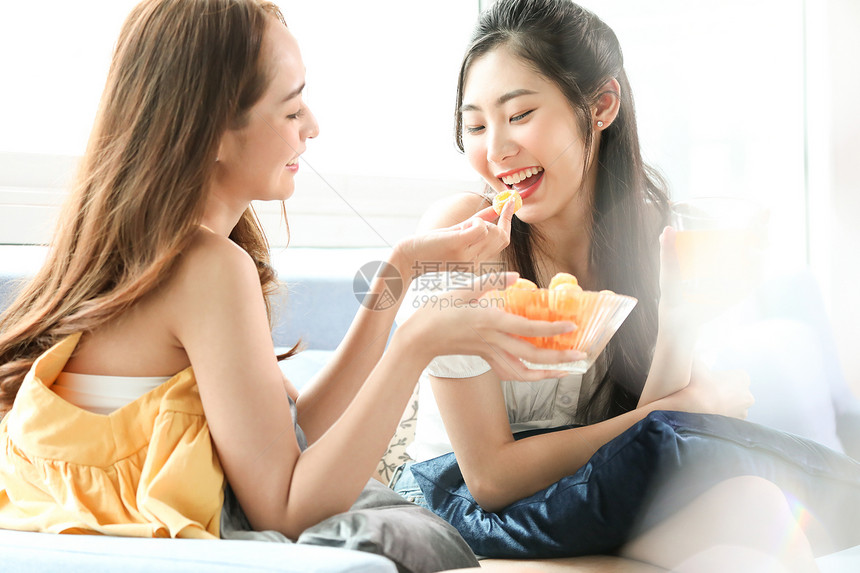 年轻女人居家开心的吃零食图片