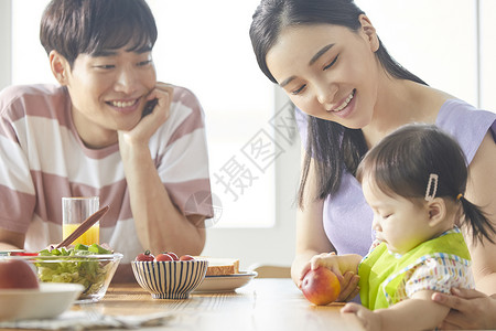 愉快的一家人照顾着小孩饮食图片