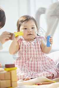 室内年轻的儿童玩玩具幼儿高清图片素材