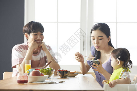 三口家庭吃早餐图片